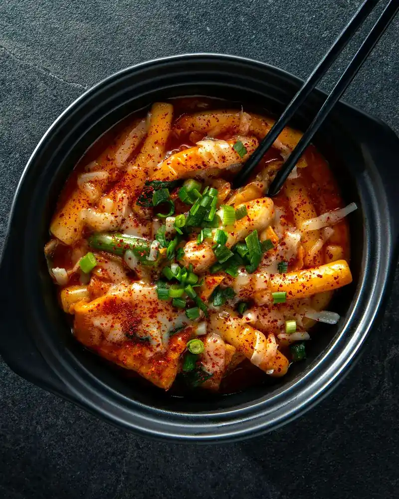 검은 냄비에 담긴 매콤한 전골